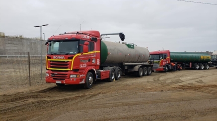 Camion-transportando-agua-Amffal-water-solutions